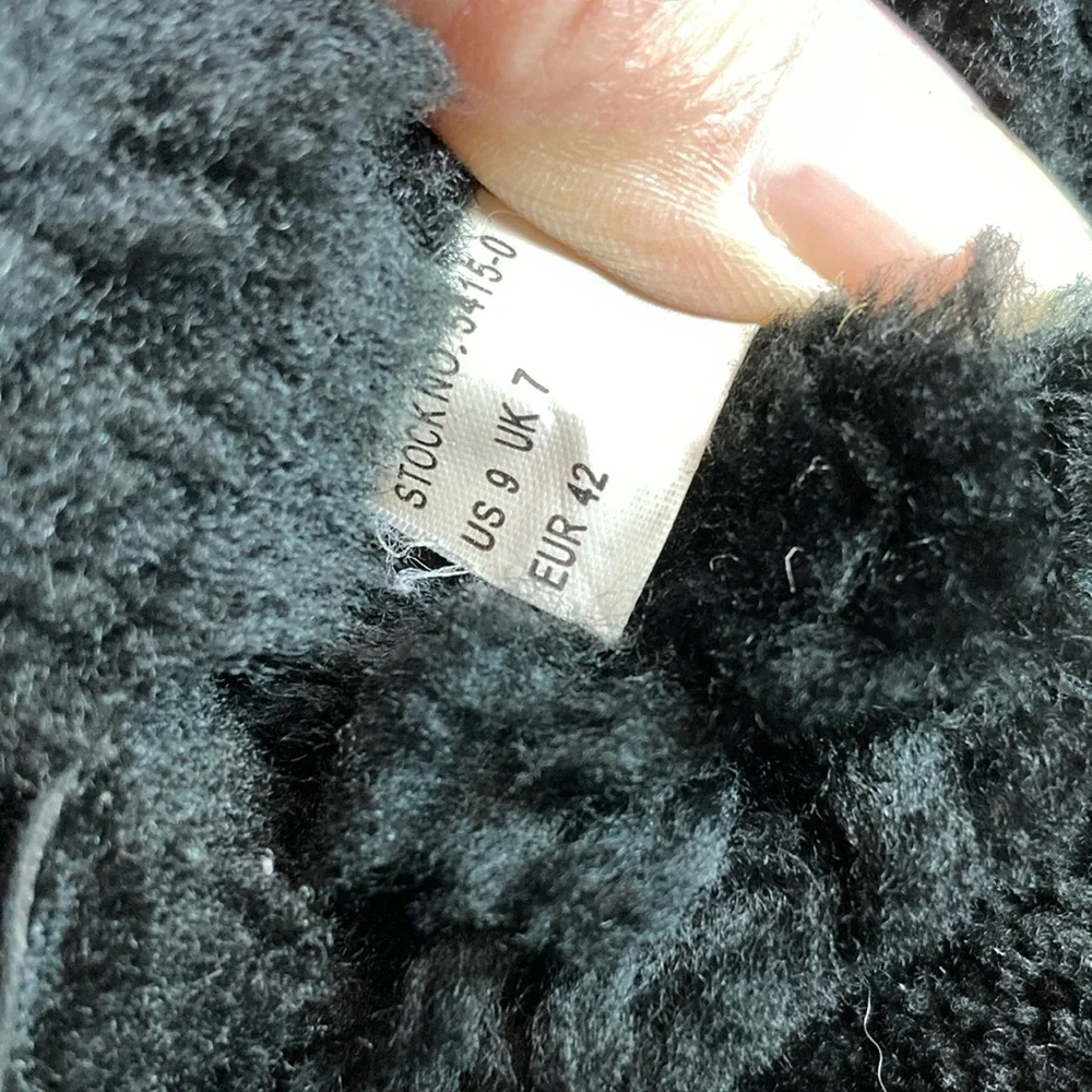 Black leathere winter ugg boots withh shearling lining. Nicely broken in. Box 15